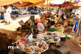 Người dân bán hàng tại một chợ ở Sudan ngày 11/10/2025. (Ảnh: THX/TTXVN)