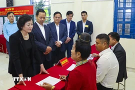 Phó Thủ tướng Phạm Thị Thanh Trà trao đổi, động viên tổ bầu cử tại Khu vực bỏ phiếu số 02 của xã Thanh Yên, tỉnh Điện Biên. (Ảnh: Xuân Tư/TTXVN)