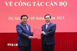 Giáo sư-Tiến sỹ Nguyễn Xuân Thắng trao quyết định bổ nhiệm lại Phó giáo sư-Tiến sỹ Dương Trung Ý giữ chức Phó Giám đốc Học viện Chính trị Quốc gia Hồ Chí Minh. (Ảnh: Văn Điệp/TTXVN)