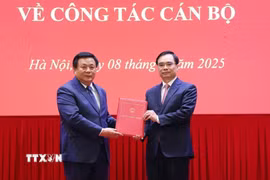 Giáo sư-Tiến sỹ Nguyễn Xuân Thắng trao quyết định bổ nhiệm lại Phó giáo sư-Tiến sỹ Dương Trung Ý giữ chức Phó Giám đốc Học viện Chính trị Quốc gia Hồ Chí Minh. (Ảnh: Văn Điệp/TTXVN)