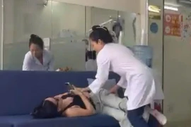 Bác sỹ nha khoa hành hung khách hàng. (Ảnh cắt từ clip)