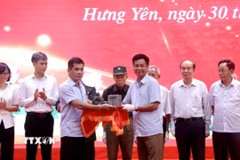 Đại diện các tập thể, cá nhân trao tặng tư liệu, tài liệu, hiện vật xây dựng Bảo tàng Đảng Cộng sản Việt Nam. (Ảnh: Đinh Văn Nhiều/TTXVN)