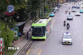 Người dân đi xe buýt điện. (Ảnh: Phạm Tuấn Anh/TTXVN)