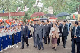Thiếu nhi xã Kim Liên (huyện Nam Đàn, tỉnh Nghệ An) - quê hương Chủ tịch Hồ Chí Minh chào đón Chủ tịch Đảng, Chủ tịch nước Lào Khamtai Siphandone tới thăm (Nghệ An, 2002). (Ảnh: Lan Xuân/TTXVN)