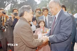 Tổng Bí thư Lê Khả Phiêu đón Chủ tịch Đảng, Chủ tịch nước Lào Khamtay Siphandone thăm hữu nghị chính thức Việt Nam (1999). (Ảnh: Cao Phong/TTXVN)