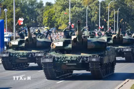Binh sỹ Ba Lan tham gia duyệt binh kỷ niệm Ngày Quân đội Ba Lan tại Warsaw ngày 15/8/2023. (Ảnh: AFP/TTXVN)