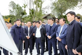 Phó Thủ tướng Chính phủ Nguyễn Chí Dũng và đoàn công tác đi thực địa dự án tuyến đường kết nối đường Cao tốc Tuyên Quang-Phú Thọ với đường cao tốc Nội Bài-Lào Cai tại nút giao IC9. (Ảnh: TTXVN phát)