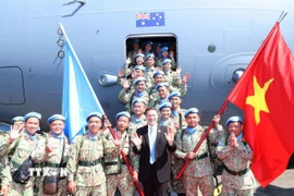 Các sỹ quan Bệnh viện dã chiến cấp 2 số 6 và Đội Công binh số 3 trước khi lên đường làm nhiệm vụ gìn giữ hòa bình. (Ảnh: Trọng Đức/TTXVN)