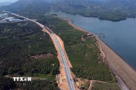 Cao tốc Nha Trang-Cam Lâm nhìn từ trên cao. (Ảnh: Đặng Tuấn/TTXVN)
