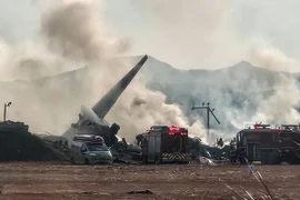 Hiện trường vụ tai nạn máy bay tại Muan, tỉnh Nam Jeolla, Hàn Quốc. (Ảnh: Yonhap/TTXVN)