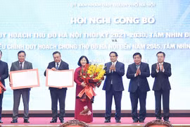 Thủ tướng Phạm Minh Chính trao Quyết định phê duyệt quy hoạch cho lãnh đạo thành phố Hà Nội. (Ảnh: Dương Giang/TTXVN)