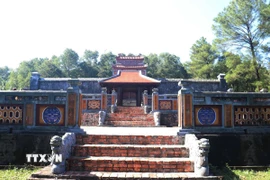 Nhà rường xây dựng phía trước Bửu thành lăng mộ Hoàng Thái hậu Từ Dụ thuộc di tích lăng vua Thiệu Trị (Huế), chưa có trong hồ sơ quy hoạch. (Ảnh: Nguyên Lý/TTXVN)