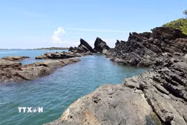 Vẻ đẹp nguyên sơ của những bãi đá ở khu vực Bàn Than được thiên nhiên sắp đặt như một tác phẩm nghệ thuật giữa biển. (Ảnh: Đỗ Trưởng/TTXVN)