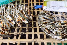 Cá trích khi nướng chín. (Ảnh: Xuân Tiến/TTXVN)