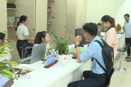 Cán bộ, công chức phường An Lạc giữ phương châm "hết việc không hết giờ" trong phục vụ người dân và doanh nghiệp. (Ảnh: Trung Tuyến/TTXVN)