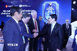 Chủ tịch nước Lương Cường với các đại biểu dự chiêu đãi. (Ảnh: Lâm Khánh/TTXVN)