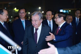 Thủ tướng Phạm Minh Chính mời Tổng Thư ký Liên hợp quốc António Guterres lên chuyên cơ, cùng rời Hà Nội sang Kuala Lumpur, Malaysia tham dự Hội nghị Cấp cao ASEAN lần thứ 47 và các Hội nghị Cấp cao liên quan. (Ảnh: Dương Giang/TTXVN)