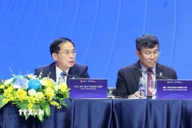 Phó Thủ tướng Bùi Thanh Sơn điều hành Phiên thảo luận toàn thể cấp cao thứ nhất. (Ảnh: Phương Hoa/TTXVN)