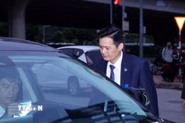 Lực lượng cảnh vệ kiểm tra phương tiện vào Trung tâm Hội nghị Quốc gia, sáng 25/10. (Ảnh: Văn Điệp/TTXVN)
