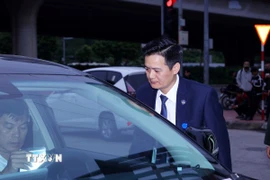 Lực lượng cảnh vệ kiểm tra phương tiện vào Trung tâm Hội nghị Quốc gia, sáng 25/10. (Ảnh: Văn Điệp/TTXVN)