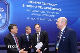 Thứ trưởng Thường trực Bộ Ngoại giao Nguyễn Minh Vũ với các đại biểu tham dự Lễ mở ký Công ước Hà Nội, sáng 25/10. (Ảnh: An Đăng/TTXVN)