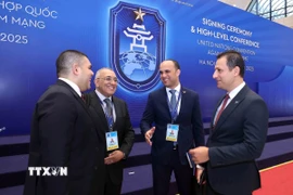 Các đại biểu quốc tế đến Trung tâm Hội nghị Quốc gia tham dự Lễ mở ký Công ước Hà Nội, sáng 25/10. (Ảnh: An Đăng/TTXVN)