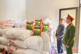 Lực lượng chức năng khám xét nơi đóng gói gạo giả của đối tượng Phạm Văn Hùng. (Nguồn: Báo Hà Tĩnh)