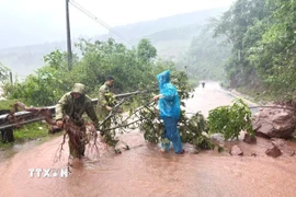 Điểm giao thông thuộc thôn A Liêng, xã Tà Rụt, tỉnh Quảng Trị bị sạt lở đất, đá sạt lở xuống đường. Ban Chỉ huy Phòng thủ dân sự xã đã chỉ đạo lực lượng chức năng dọn dẹp, thông tuyến. (Ảnh: TTXVN phát)