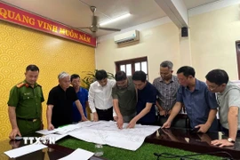 Ông Nguyễn Văn Công, Phó Chủ tịch Ủy ban Nhân dân tỉnh Quảng Ninh (áo trắng ở giữa) cùng lãnh đạo TKV, lực lượng công an chỉ đạo, tập trung triển khai công tác khắc phục sự cố. (Ảnh: TTXVN phát)