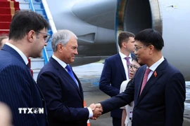 Phó Chủ tịch Quốc hội Vũ Hồng Thanh đón Chủ tịch Duma Quốc gia Nga Vyacheslav Volodin tại Sân bay Quốc tế Nội Bài. (Ảnh: Tuấn Anh/TTXVN)