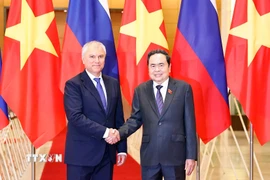 Chủ tịch Quốc hội Trần Thanh Mẫn đón Chủ tịch Duma Quốc gia Quốc hội Liên bang Nga Vyacheslav Volodin. (Ảnh: Doãn Tấn/TTXVN)