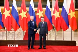 Chủ tịch Quốc hội Trần Thanh Mẫn đón Chủ tịch Duma Quốc gia Quốc hội Liên bang Nga Vyacheslav Volodin. (Ảnh: Doãn Tấn/TTXVN)