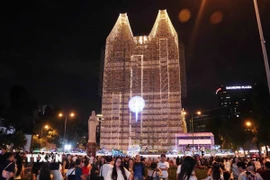 Nhà thờ Chính tòa Đức Bà Sài Gòn - điểm đến ưa thích của giới trẻ Thành phố Hồ Chí Minh trong mùa Giáng sinh. (Ảnh: Xuân Khu/TTXVN)
