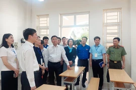 Phó Thủ tướng Chính phủ Lê Thành Long kiểm tra công tác chuẩn bị tại điểm thi Trung học Phổ thông Hòn Gai (thành phố Hạ Long). (Ảnh: Thanh Vân/TTXVN)