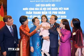 Chủ tịch Quốc hội Trần Thanh Mẫn và Phu nhân gặp gỡ cán bộ nhân viên Đại sứ quán và cộng đồng người Việt Nam tại Thổ Nhĩ Kỳ. (Ảnh: Doãn Tấn/TTXVN)