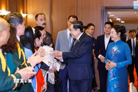 Chủ tịch Quốc hội Trần Thanh Mẫn và Phu nhân gặp gỡ cán bộ nhân viên Đại sứ quán và cộng đồng người Việt Nam tại Thổ Nhĩ Kỳ. (Ảnh: Doãn Tấn/TTXVN)