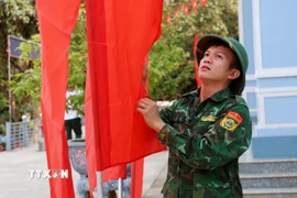 Cán bộ, chiến sỹ đảo Hòn Khoai trang trí chuẩn bị cho ngày bầu cử sớm. (Ảnh: Chanh Đa/TTXVN)