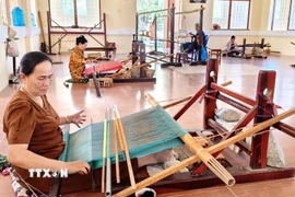 Thành viên Hợp tác xã dệt thổ cẩm Chăm Mỹ Nghiệp (xã Ninh Phước, Khánh Hòa) sản xuất sản phẩm phục vụ thị trường. (Ảnh: Nguyễn Thành/TTXVN)