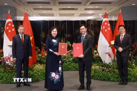 Tổng Bí thư Tô Lâm và Thủ tướng Singapore Lawrence Wong chứng kiến trao Bản ghi nhớ về tăng cường hợp tác trong lĩnh vực đổi mới tài chính giữa Ngân hàng Nhà nước Việt Nam và Cơ quan quản lý tiền tệ Singapore. (Ảnh: Thống Nhất/TTXVN)