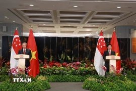 Tổng Bí thư Tô Lâm và Thủ tướng Singapore Lawrence Wong phát biểu với báo chí. (Ảnh: Thống Nhất/TTXVN)