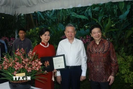 Tổng Bí thư Tô Lâm và Phu nhân cùng Thủ tướng Singapore Lawrence Wong dự Lễ đặt tên một loài hoa lan mới mang tên 'Tô Lâm Linh Ly' tại Vườn thực vật Quốc gia Singapore. (Ảnh: Thống Nhất/TTXVN)