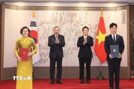 Tổng Bí thư Tô Lâm và Tổng thống Hàn Quốc Lee Jae Myung chứng kiến lễ trao Bản ghi nhớ về phái cử và tiếp nhận lao động sang làm việc tại Hàn Quốc theo chương trình EPS, ký giữa Bộ Nội vụ Việt Nam và Bộ Lao động và Việc làm Hàn Quốc. (Ảnh: Thống Nhất/TTXVN)