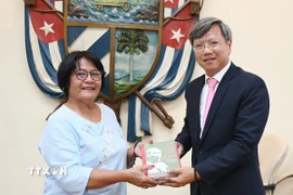 Đại sứ Việt Nam tại Cuba Lê Quang Long trao tặng Tiến sỹ Maria Teresa Montes, Trưởng Bộ môn, một số cuốn sách về cuộc đời và sự nghiệp Chủ tịch Hồ Chí Minh. (Ảnh: Việt Hùng/TTXVN)