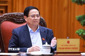 Thủ tướng Phạm Minh Chính chủ trì cuộc họp về tình hình triển khai tuyến đường sắt trọng điểm. (Ảnh: Dương Giang/TTXVN)