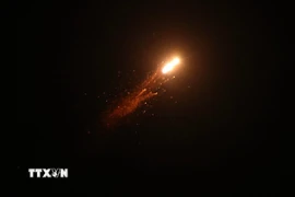 Hệ thống phòng không Israel đánh chặn tên lửa của Iran trên bầu trời Tel Aviv, tối 19/6/2025. (Ảnh: THX/TTXVN)