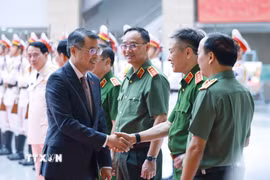 Thủ tướng Lê Minh Hưng với các lãnh đạo Bộ Công an dự Hội nghị sơ kết công tác công an 6 tháng đầu năm 2026. (Ảnh: Dương Giang/TTXVN)