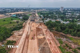 Thi công đường Vành đai 3 Thành phố Hồ Chí Minh. (Nguồn: TTXVN)
