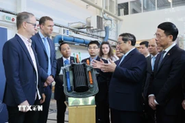Thủ tướng Phạm Minh Chính thăm Phòng thí nghiệm hạt nhân của Viện Công nghệ Hoàng gia Thụy Điển. (Ảnh: Dương Giang/TTXVN)