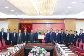 Tổng Bí thư Tô Lâm trao Huy hiệu 45 năm tuổi Đảng cho ông Phan Đình Trạc, Ủy viên Bộ Chính trị, Bí thư Trung ương Đảng, Trưởng Ban Nội chính Trung ương. (Ảnh: Phương Hoa/TTXVN)