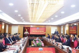 Tổng Bí thư Tô Lâm trao huy hiệu 45 năm tuổi Đảng tặng ông Phan Đình Trạc, Trưởng Ban Nội chính Trung ương. (Ảnh: Thống Nhất/TTXVN)